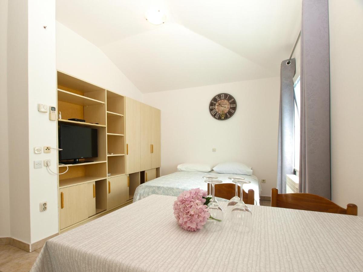 Apartments Biskupije 810 Medulin Bagian luar foto